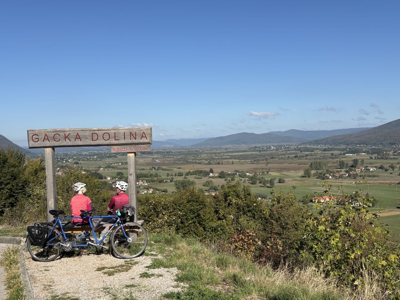 Blick zurück nach Otočac – und englisches Paar mit fast 50-jährigem Tandem